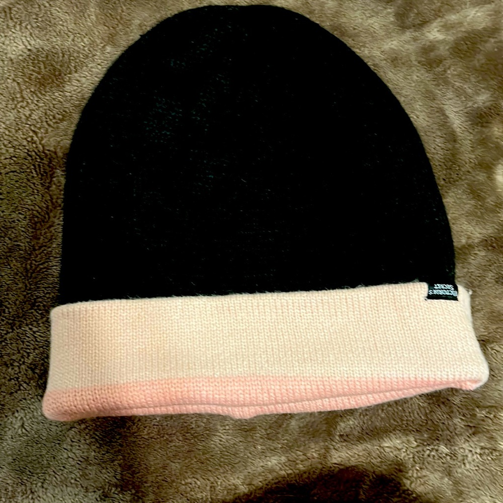 Black reversible beanie.
